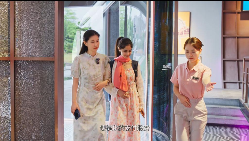 图10 学生参加中国银行攀枝花分行外籍人士便捷支付宣传视频拍摄