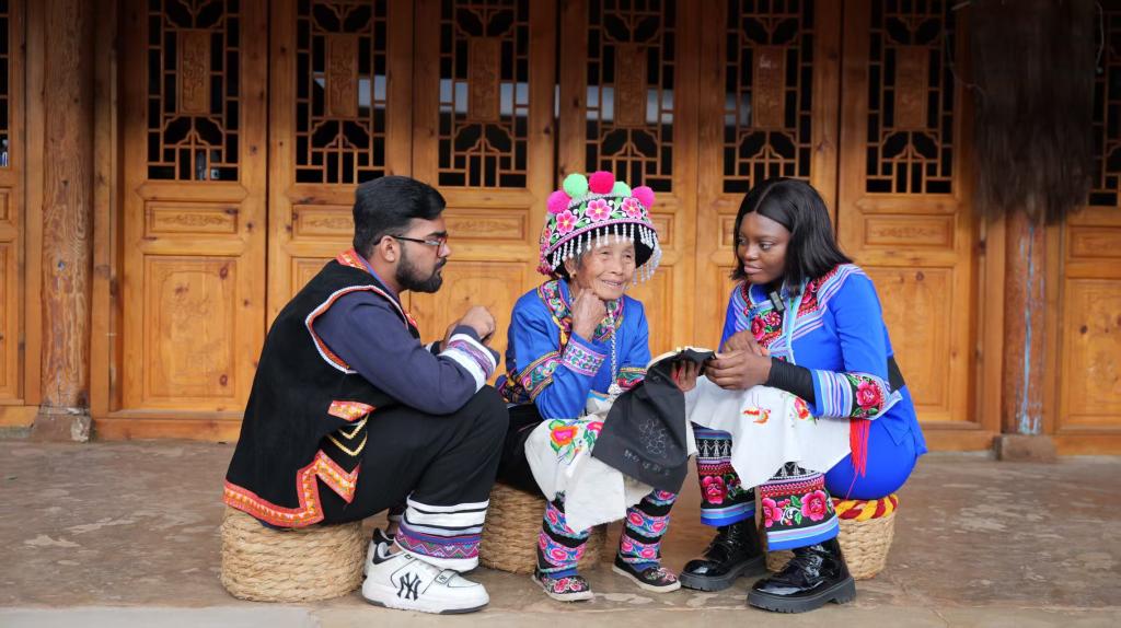 图9 学生参加2025四川外国留学生短视频征集大赛拍摄