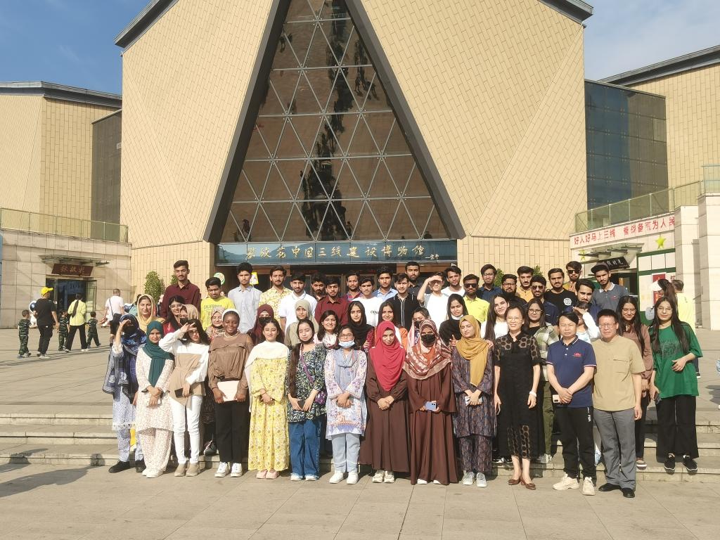 图8 学生赴三线建设博物馆开展文化实践活动